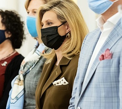 Перша леді вигуляла елегантне хакі у Маріїнський палац