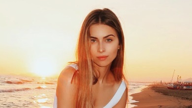 Онука Ротару в сукні від хрещеної попозувала на тлі океанських хвиль