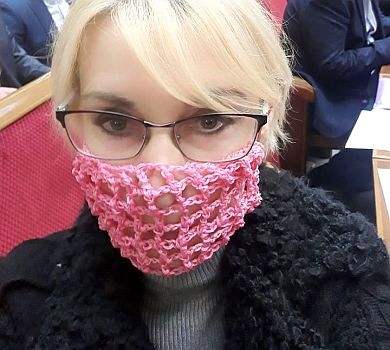 Вірус помер: депутатка Богуцька вигуляла в Раду плетену маску з дірками