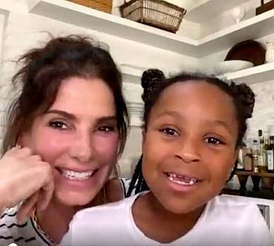 Сандра Буллок показала свою 8-річну прийомну донечку