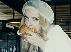 Пародія на Фреймут: Ольга Муть запихається бургером і лізе в рота бармену