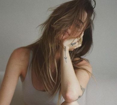 Дорофєєва у мереживних трусиках посвітила тілом у домашньому інтер'єрі. ФОТО