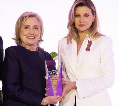 Зеленська у чорно-білому та з вінтажною брошкою YSL отримала нагороду в ОАЕ. ФОТО