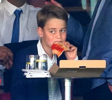 Крикет і піца: 9-річний принц Джордж затусив на стадіоні із татом та прем'єром Британії. ФОТО