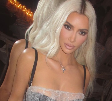 Майже Вегас: Кардашян у блискучому ліфчику і пір'ї показала, як свої 42 зустрічала