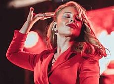Кароль на київському концерті вразила металево-червоним луком. ФОТО 