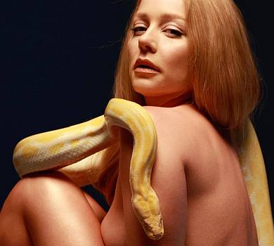 Гола Кароль оповилася жовтим пітоном. ФОТО