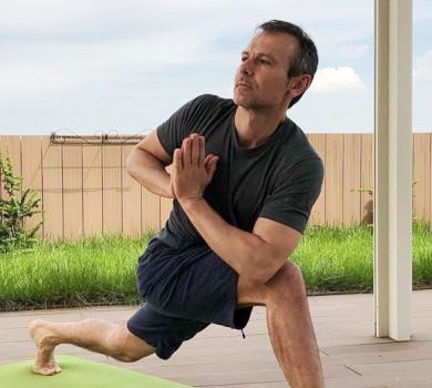 Вакарчук завів Instagram та показав йогу з котом. ФОТО