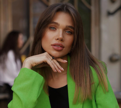 Вагітна Саша Бо зізналася, що вже відчула рухи малюка, та показалася в купальнику