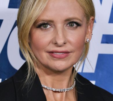 45-річна Баффі Сара Мішель Геллар вигуляла сміливе міні на кінопрем'єру. ФОТО