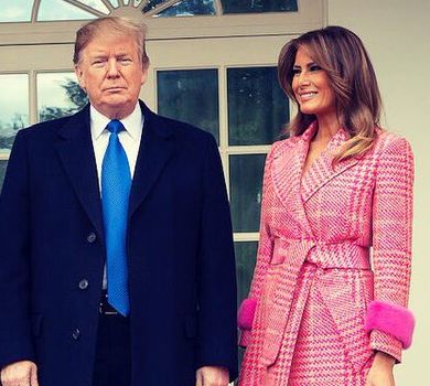 Як халат: Меланія Трамп вигуляла рожеве пальтечко за $3 тисячі