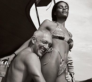 Тіна Кунакі в купальнику осідлала 54-річного Касселя