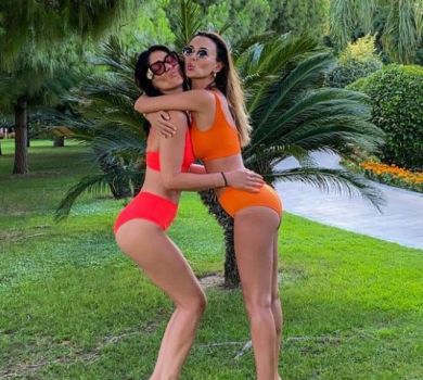 Сестри Єфросиніна та Ющенко пострибали у яскравих купальниках. ФОТО 