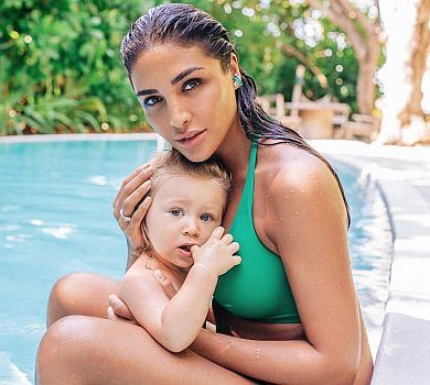 Дімопулос у бікіні показала млосну позу коло басейну та чарівливу доню