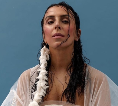 Я обираю жити: Джамала в білих луках показалася в стильному фотосеті з соняхами