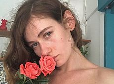 Іменинниця Луна в купальнику похвалилася стійкою на голові. ФОТО