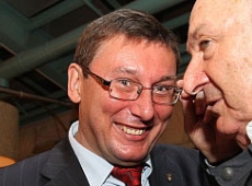 Луценко напився, і на нього вдягли наручники?