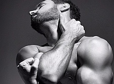 Козловський спустив штани та випнув м'язи на честь 11-річчя. ФОТО