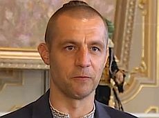 Козак Гаврилюк сповістив журналістів про папаху з нички, долари та вагітність дружини