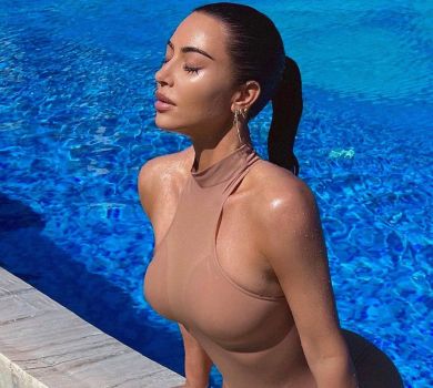 Кардашян у нюдовому монокіні підставила сонцю звабливе тіло. ФОТО