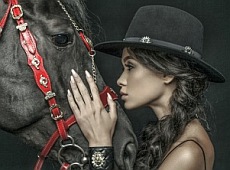 Навроцька зняла Яремчук у капелюсі з конем. ФОТО