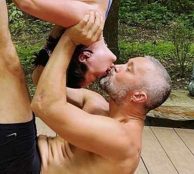 Бабкіни злилися в поцілунку у карколомній йога-позі. ФОТО 