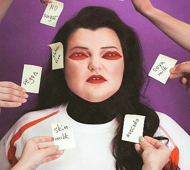 Alyona Alyona топлес показала, як їй б'ють тату