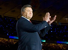 Янукович відкрив Олімпійський і став обличчям кави