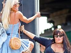 Вокзальний показ Гріцфельдта: цигани співали, а Крук у джинсовому міні на ретро-потяг вилізла