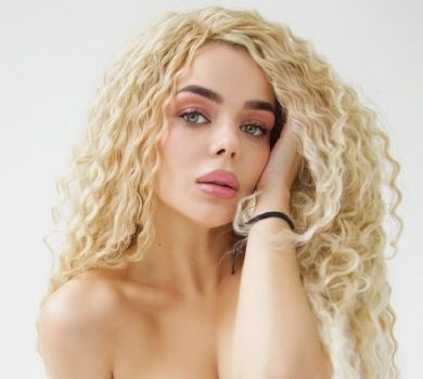 Гросу з нарощеним волоссям вдала з себе сексі-ляльку. ФОТО