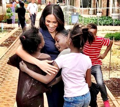 Синє плаття, червоні туфельки: новий модний вихід Маркл у африканському турі