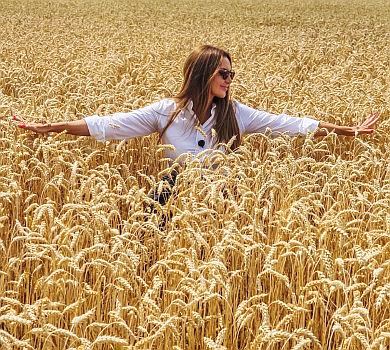 Марченко для перезавантаження потоптала пшеницю в полі