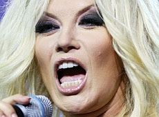 Повалій показала зубні імплантати та розповіла, що вводила під шкіру