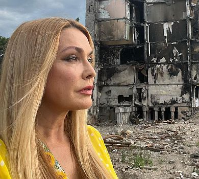 Сумська на тлі понівеченої окупантами Бородянки привітала з Днем Конституції 