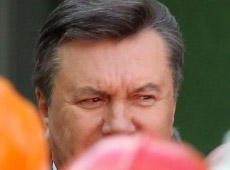Януковичу пишуть послання на бабках: Зека геть!