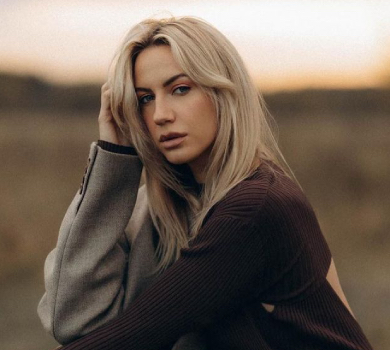 Нікітюк у міні посвітила довжелезними ногами посеред Києва