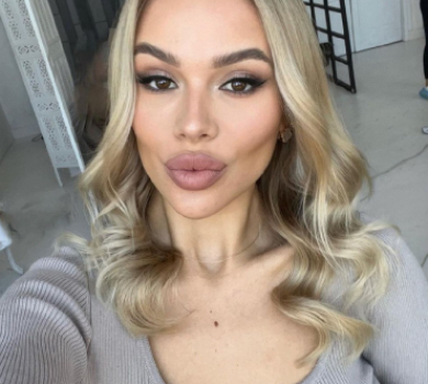 Ексдружина Гусєва показалася без мейкапу та попозувала у зухвалих луках