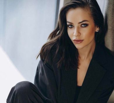 Боса невістка Марченко попозувала на стільці та покатала на санчатах одну зі своїх Chanel