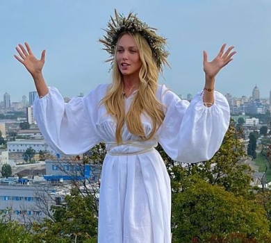 Обряд очищення: Полякова на Лисій горі символічно спалила свій кокошник