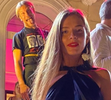 Жінка Дорна посвітила ніжками в міні на червоному хіднику в Каннах