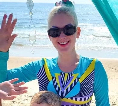 Бужинська на грецькому пляжі попозувала в купальнику та з дітьми