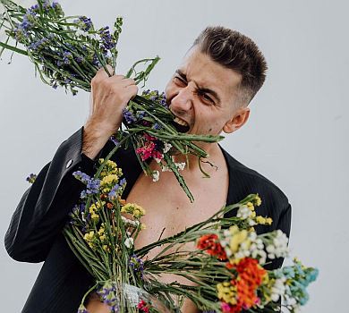 Еллерт скуповує квіти для Мішиної, а Огнєвіч - не його типаж