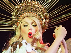 На біс: Полякова знову епатувала столицю срібним конем, карнавалом та кокошниками