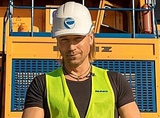 Популярний у жінок Винник показався у касці на тлі механічного гіганта 