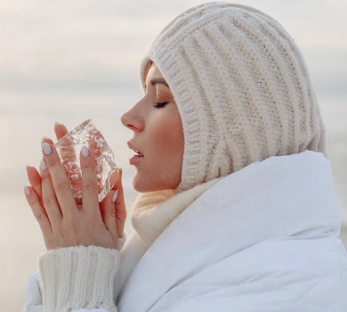 Лютий тригерить: білосніжна Денисенко в балаклаві попозувала серед льоду і згадала початок війни 