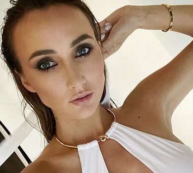 Різатдінова з промовистим декольте закликала пишатися післяпологовим тілом