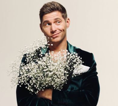 Заробляю собі на помади і йому на подаруночки: дружина Остапчука розказала про фінанси в їхній парі