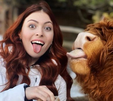 Дочка Полякової у міні та ботфортах зустріла повноліття з хлопцем у Парижі. ФОТО