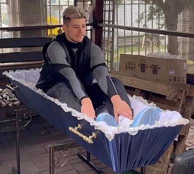 Нема межі тупості: чоловік Трінчер обурив мережу жорсткою практикою у труні. ВІДЕО