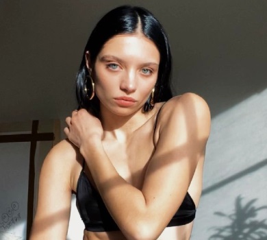 Модель Анна Богдан станцювала на льоду під пісню Kalush Orchestra для Євробачення